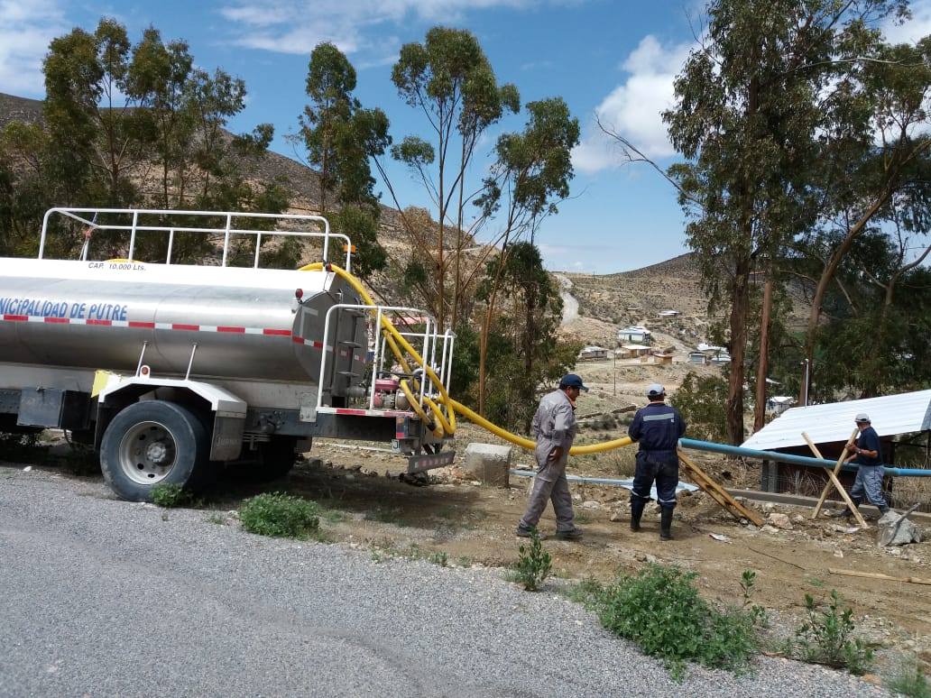 Municipalidad distribuye agua y limpia estanque en Murmuntane