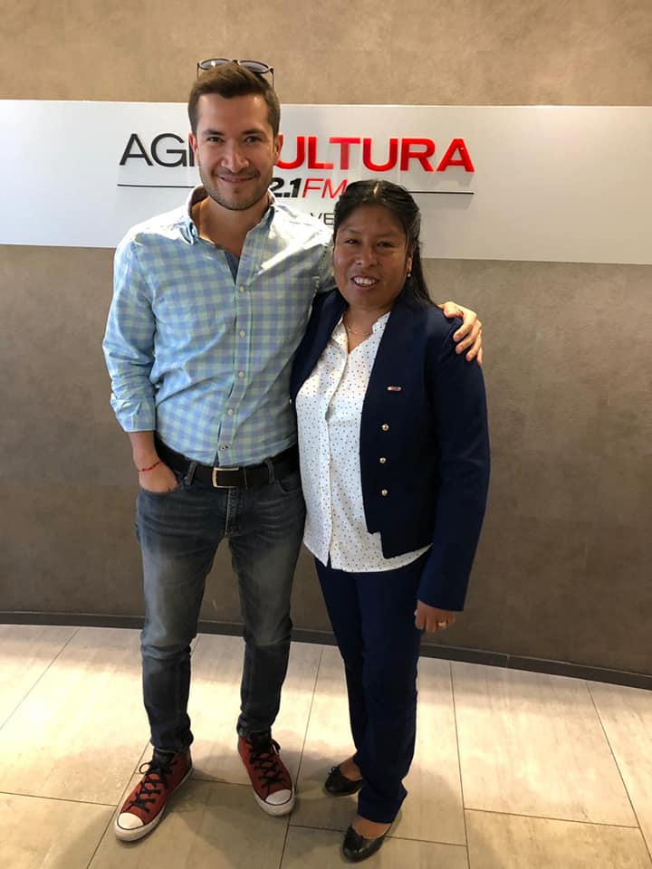Alcaldesa Maricel Gutiérrez difundiendo proyectos municipales en Radio Agricultura