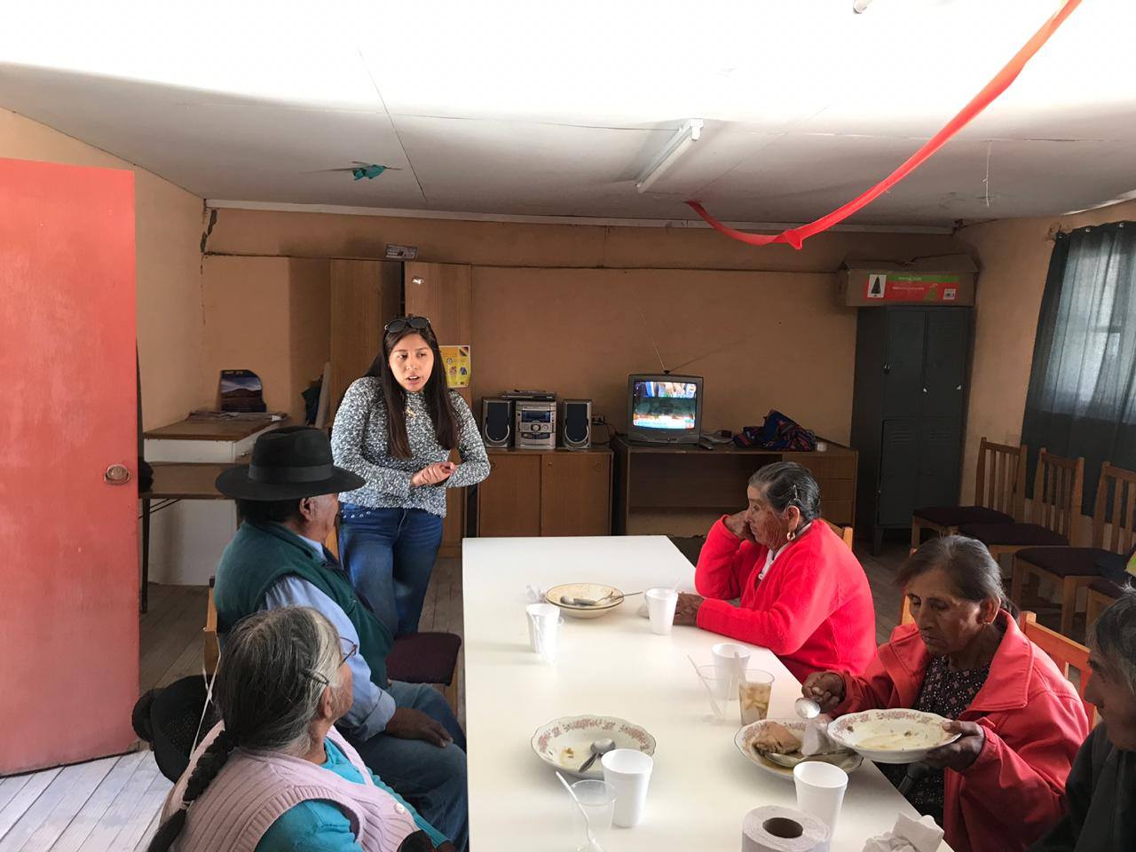 Taller de cocina tradicional indígena para adultos mayores se trasladó a Chapiquiña