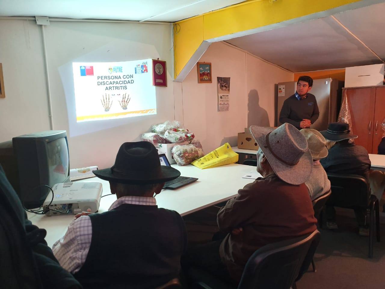 Adultos mayores de Putre realizan taller de rehabilitación basado en la comunidad